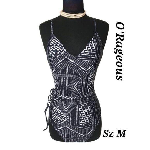 Women's Swimsuit Med One-piece Black White Geometric Padded Swimwear NWOT - Picture 1 of 8